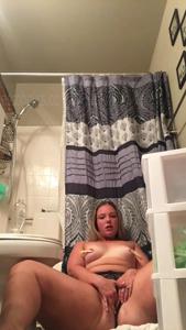 Студентка с мощными ляжками уединилась в ванной - скриншот #16