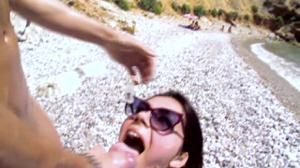 Итальянская чика ебется на пляже - скриншот #20