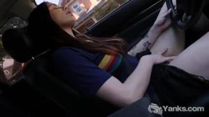 Американка мастурбирует за рулем - скриншот #20