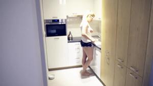 Блондинка ходит по дому с голыми сиськами - скриншот #1