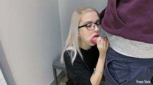 Русская блондинка глотает сперму в примерочной - скриншот #9