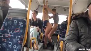 Публичный секс в автобусе - скриншот #1