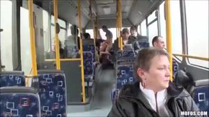 Публичный секс в автобусе - скриншот #17