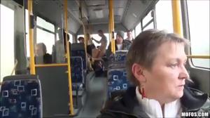 Публичный секс в автобусе - скриншот #18