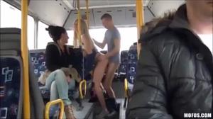 Публичный секс в автобусе - скриншот #4