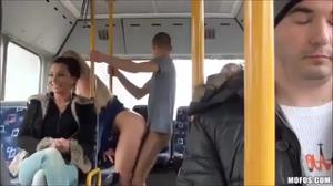 Публичный секс в автобусе - скриншот #5