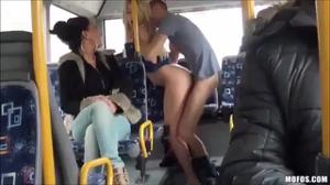 Публичный секс в автобусе - скриншот #7