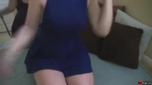 Сочная Эмили мастурбирует в платье - скриншот #3