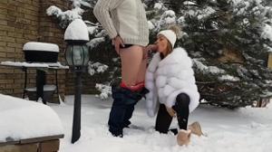 Молодая семейная пара засняла зимний минет прямо посреди холодной улицы - скриншот #7