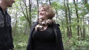 Толстая француженка ебется в лесу - скриншот #9