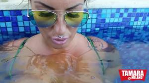 Сочная итальянка подрочила и проглотила сперму в бассейне - скриншот #10