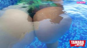 Сочная итальянка подрочила и проглотила сперму в бассейне - скриншот #11
