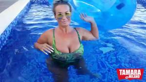 Сочная итальянка подрочила и проглотила сперму в бассейне - скриншот #4
