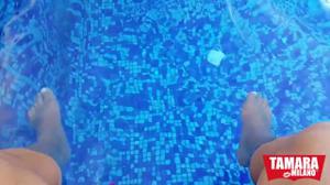 Сочная итальянка подрочила и проглотила сперму в бассейне - скриншот #6